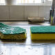 Cada vez mais donas de casa estão cortando os cantos de suas esponjas de lavar louça: um truque simples que pode salvar vidas