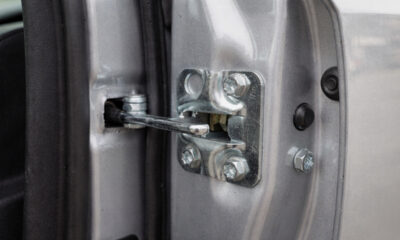 Quase ninguém sabe para que serve esse gancho na porta do carro, mas ele é essencial para segurança e conforto