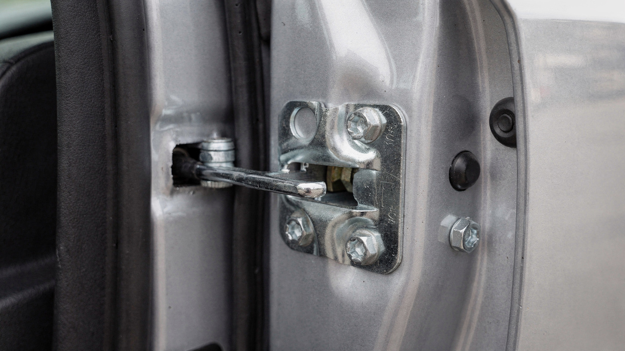 Quase ninguém sabe para que serve esse gancho na porta do carro, mas ele é essencial para segurança e conforto