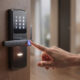 Fechadura digital com biometria vale a pena ou é só mais uma moda de casa inteligente
