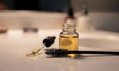 Óleo de rícino nas sobrancelhas antes de dormir garante um olhar muito mais impactante