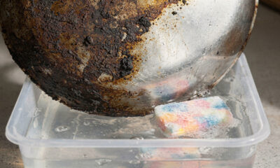 Sua frigideira voltar a brilhar como nova com um truque simples para tirar gordura queimada sem esfregar