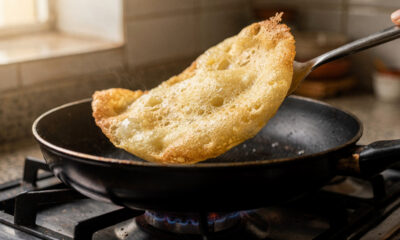Pão de queijo de frigideira com 4 ingredientes que fica pronto em minutos