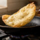 Pão de queijo de frigideira com 4 ingredientes que fica pronto em minutos