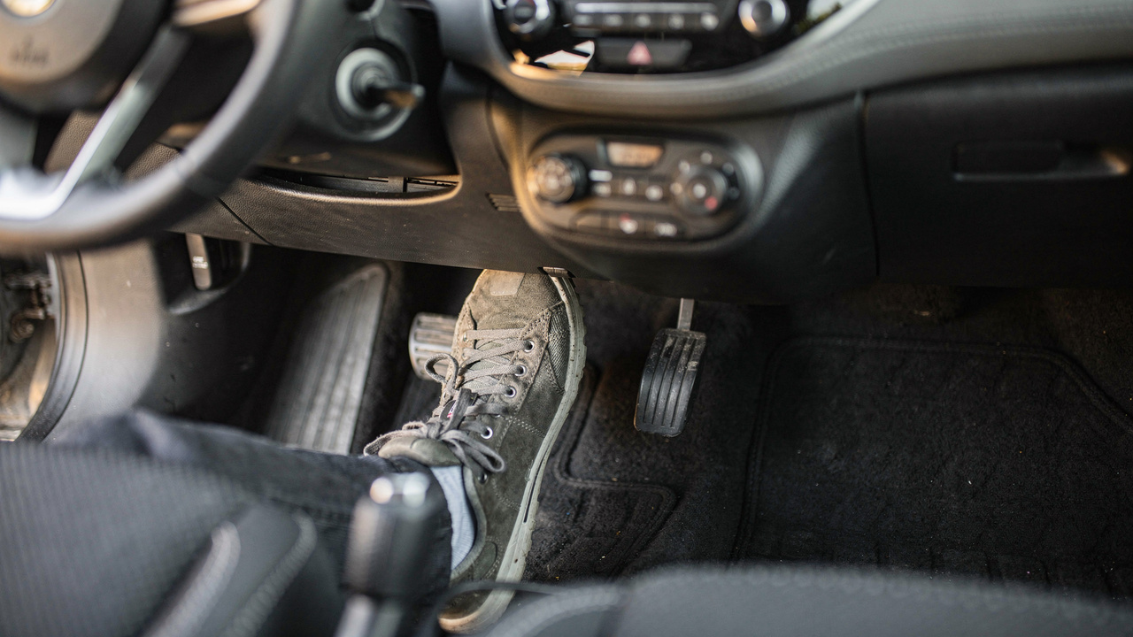 Ficar com o pé na embreagem no sinal estraga o carro? Saiba o que realmente acontece