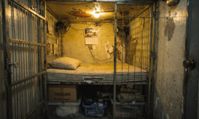 A vida nos apartamentos-caixão de Hong Kong, onde 1,5 m² viram casa e chocam o mundo