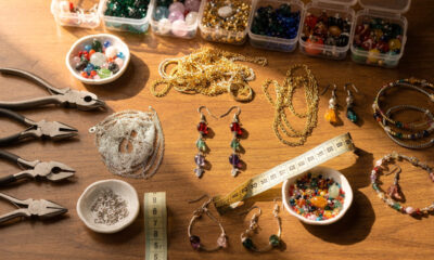 Aprenda a fazer bijuterias artesanais para garantir uma renda extra em casa sem precisar investir muito