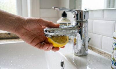 Passar limão na torneira do banheiro: por que esse truque é tão recomendado e quais são seus benefícios
