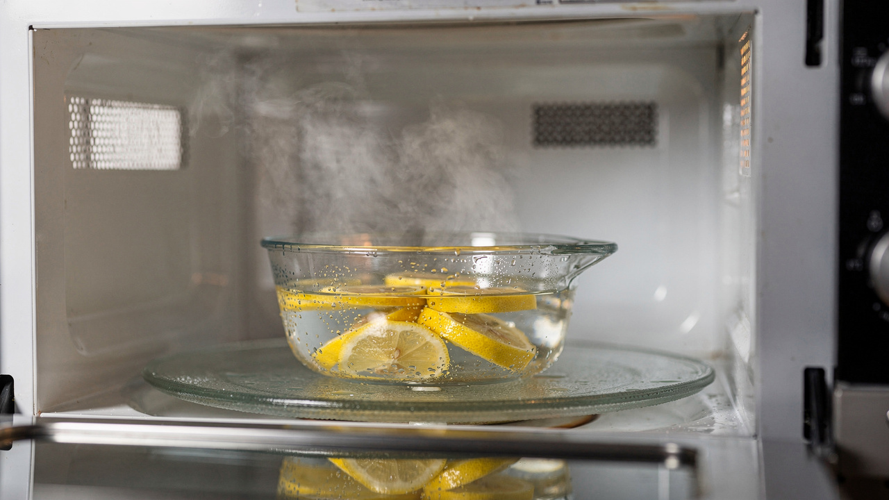 Truque importante de limpeza a vapor de micro-ondas que elimina odores ruins de vez