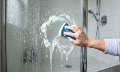 Limpar o box do banheiro com vinagre, água e bicarbonato: para que serve e por que todos recomendam