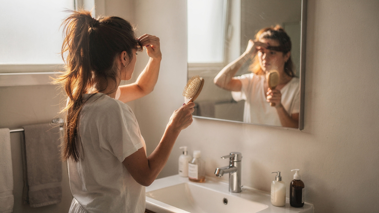 5 cuidados rápidos para salvar o seu cabelo ao acordar em poucos minutos