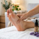 Massagear os pés com óleo de lavanda antes de dormir: para que serve, funciona mesmo e quando vale a pena experimentar