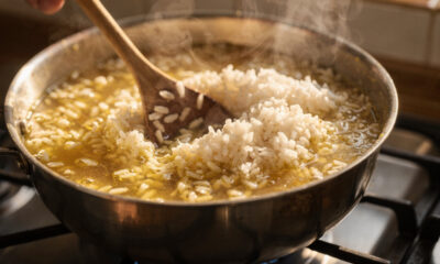Arroz sem graça nunca mais: o ingrediente que transforma o arroz branco em um prato mais aromático e saboroso