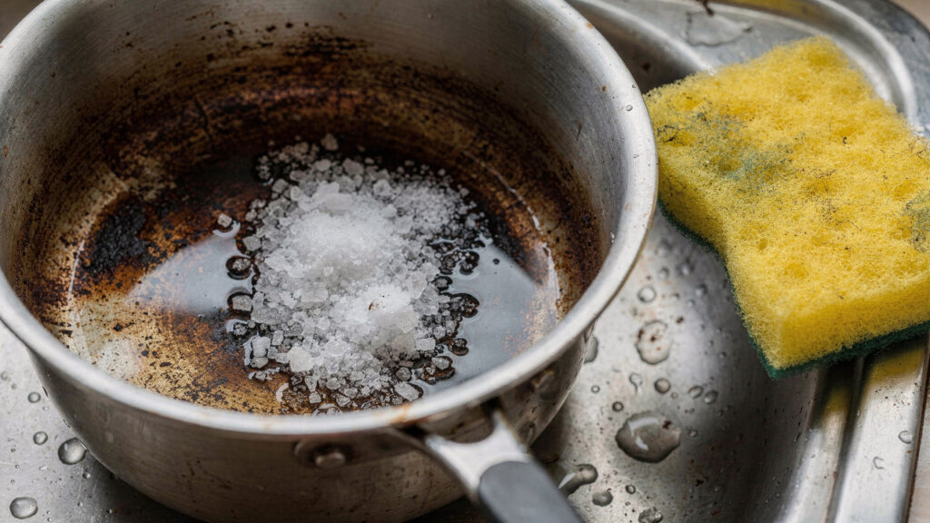 Adeus panela queimada: esse truque simples com sal pode facilitar a limpeza da panela