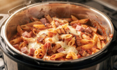 Cozinhe macarrão, molho e temperos na ordem certa e tenha um macarrão cremoso feito em minutos na panela de pressão
