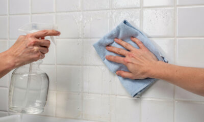 Faça a limpeza de azulejos com o truque da água morna e deixe seu banheiro brilhando em 20 minutos