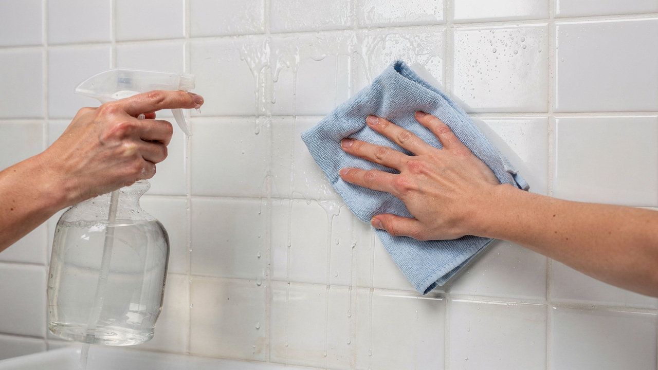 Faça a limpeza de azulejos com o truque da água morna e deixe seu banheiro brilhando em 20 minutos