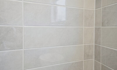 Conheça o rejunte italiano de epóxi que substitui o comum e evita manchas de mofo no banheiro para sempre