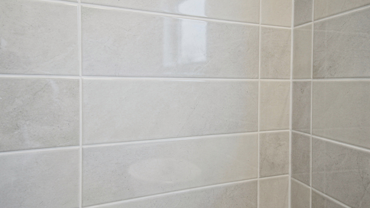 Conheça o rejunte italiano de epóxi que substitui o comum e evita manchas de mofo no banheiro para sempre