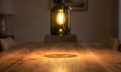 Veja como este pendente com garrafa de vinho incrível transforma qualquer ambiente