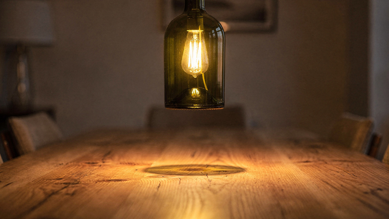 Veja como este pendente com garrafa de vinho incrível transforma qualquer ambiente