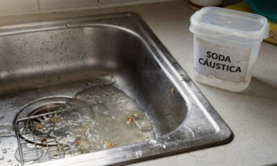 Por que encanadores alertam sobre o uso de soda cáustica no ralo
