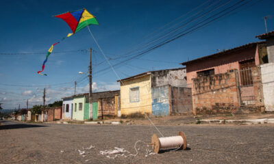 Quando soltar pipa em grupo transformava a rua em diversão