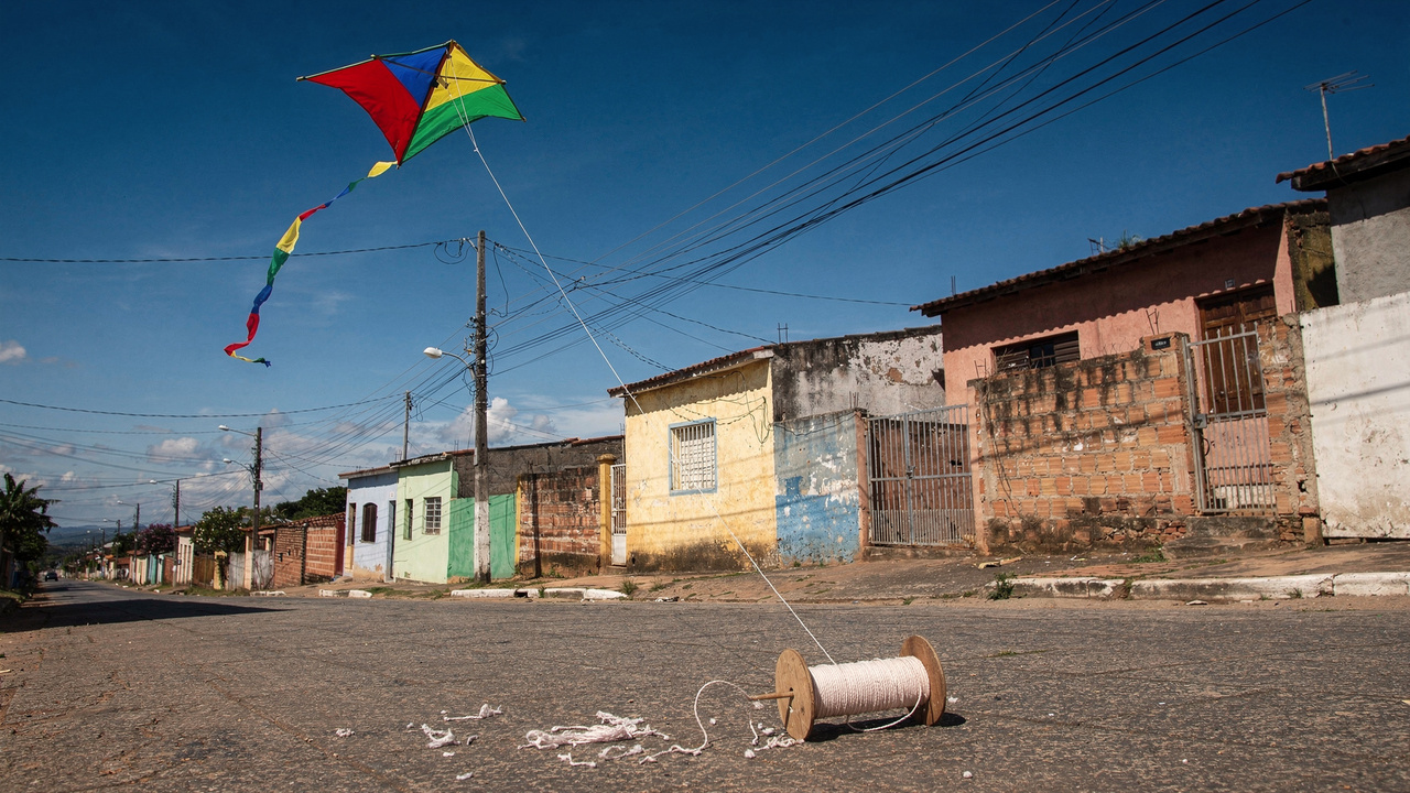 Quando soltar pipa em grupo transformava a rua em diversão