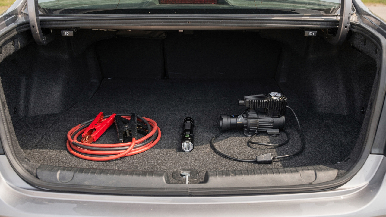 7 equipamentos que todo motorista deveria ter no carro para evitar perrengues na estrada