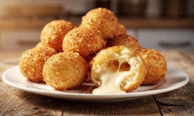 Misture mandioca, cebola e alguns temperos e faça um bolinho de mandioca recheado perfeito para servir quentinho