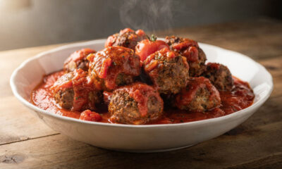 Misture carne moída, ovo e cebola e faça almôndegas macias cozidas em molho de tomate