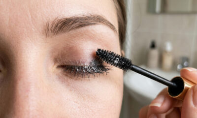 Abandonar cílios postiços usando apenas amido de milho nos fios: truque simples que viralizou nas redes