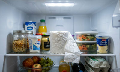 Coloque um rolo de papel higiênico com bicarbonato na geladeira e, no dia seguinte, todos vão te agradecer