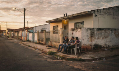 Quem cresceu nos anos 70 e 80 vai lembrar das cadeiras na calçada ao entardecer