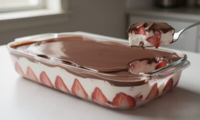 Esse bombom de travessa com morango fica supercremoso e é perfeito para servir gelado