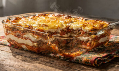 Aqui em casa essa lasanha de carne moída com molho branco desaparece da travessa rapidinho