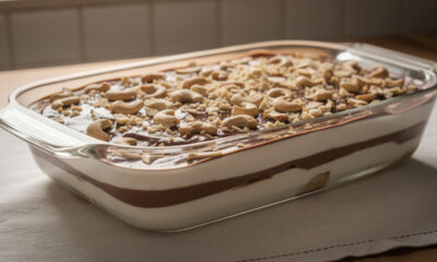 Misture creme branco com chocolate meio amargo e faça um ovo de Páscoa na travessa bem cremoso