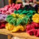 Como fazer o scrunchie de crochê que fica pronto em minutos e é sucesso em feiras de artesanato