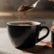 O hábito simples que pode deixar seu cafezinho mais suave para o estômago