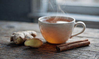 Veja como preparar o chá de canela com gengibre para idosos que sentem mãos e pés frios constantemente