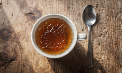 O que significa aquela camada brilhante no chá e por que ela não é sinal de bebida estragada