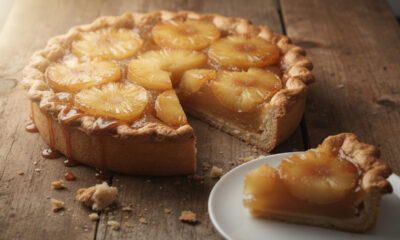 Misture açúcar, manteiga, ovos e farinha e faça uma torta de abacaxi caramelizada linda que derrete na boca
