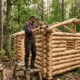 Ele passou 180 dias sozinho erguendo uma cabana secreta de madeira no meio da mata