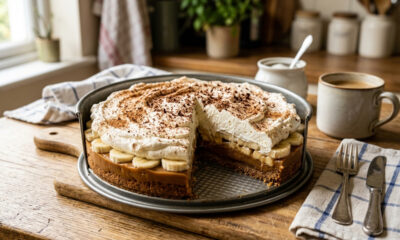 Misture biscoito maisena, margarina, doce de leite e banana e faça uma banoffee cremosa e irresistível
