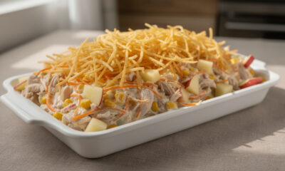 Misture arroz cozido, frango desfiado e requeijão e faça um arroz de forno super cremoso e gratinado