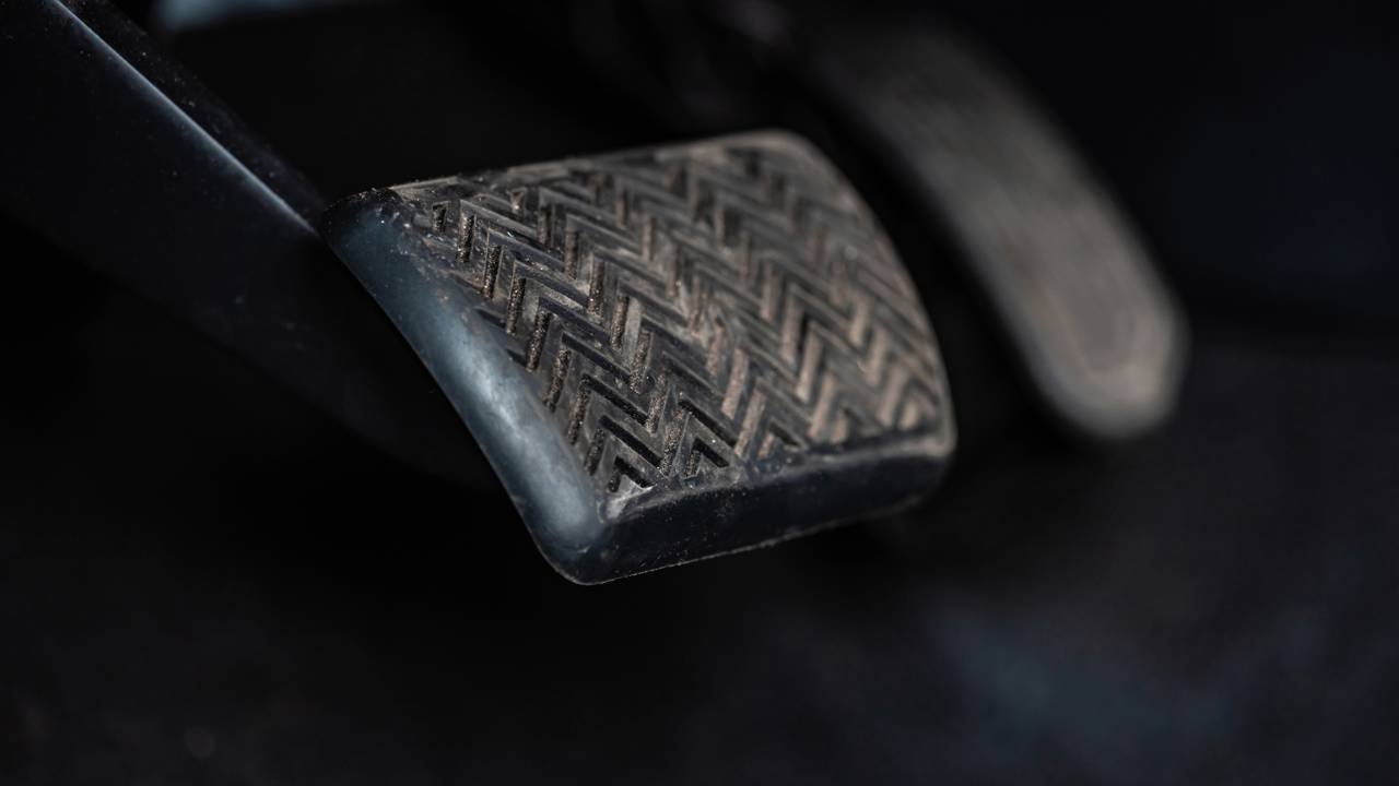 Como usar o freio motor corretamente e evitar danos caros no carro