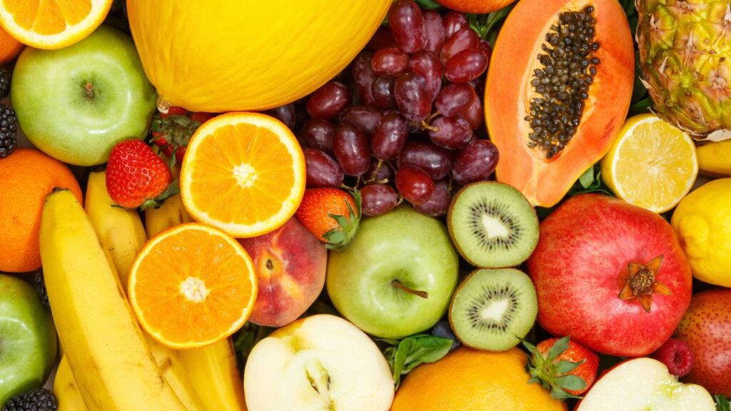 As frutas para menopausa que podem ajudar a aliviar sintomas e melhorar energia e bem estar no dia a dia