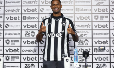 Júnior Santos é apresentado pelo Botafogo e promete “fazer melhor” do que antes