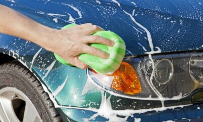 Erros comuns ao lavar o carro que podem riscar a pintura e acabar com o brilho