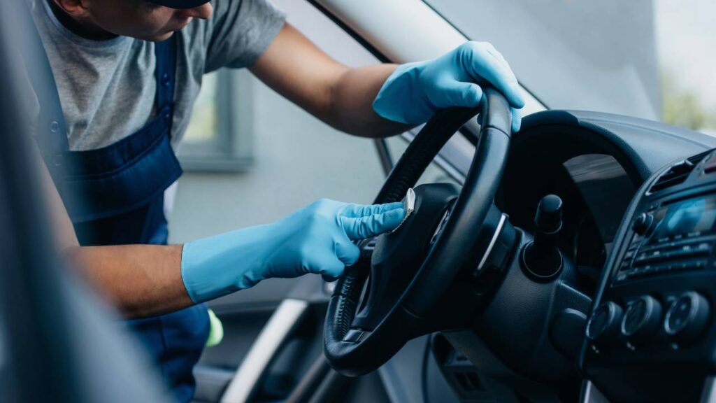 Como limpar o painel do carro e remover sujeira escondida nas ranhuras